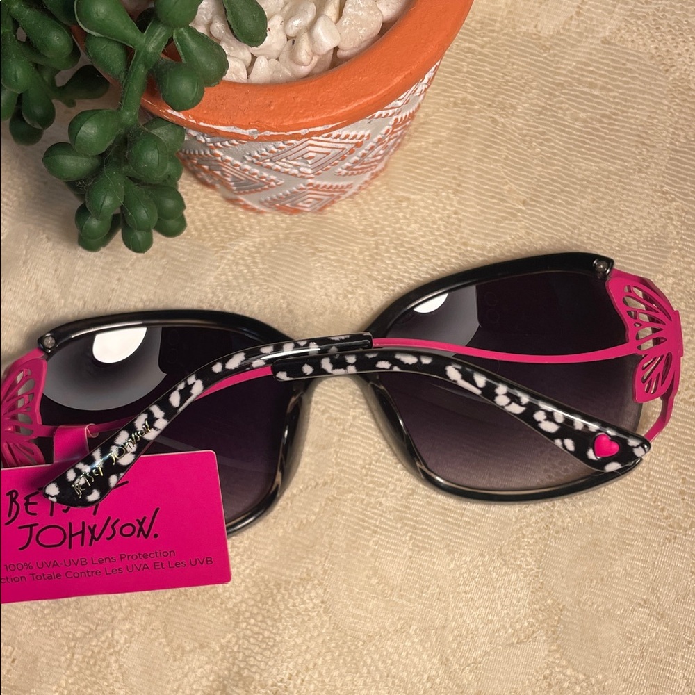 🦋🦋🦋BOGOHO🦋🦋🦋Chic Black and Pink Betsy Johnson Butterfly Sunglasses - Picture 4 of 7